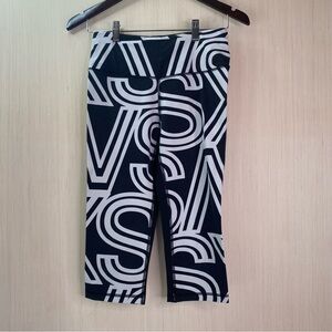 Victoria’s Secret Women’s VSX Sport Capris Yoga Leggings Black/White Small